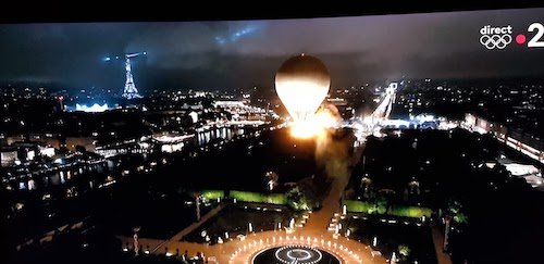 la flamme olympique dans le ciel de Paris.jpeg