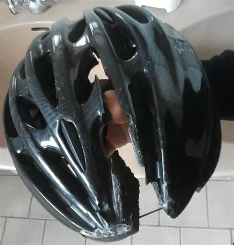 casque après accident sur Tour de France.jpg