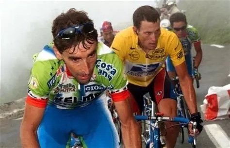 Fernando Escartín devant Armstrong.jpg