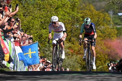 Pogacar et Seixas.jpg