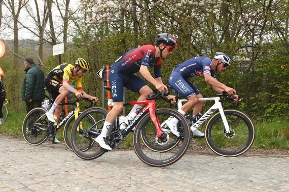 08 Van der Poel et Pogacar.jpg