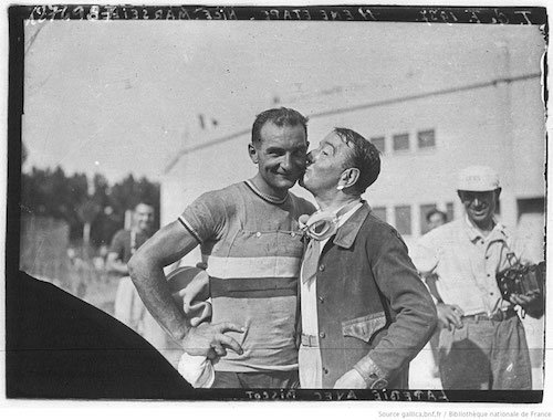 Roger Lapébie embrassé par l'acteur comique Georges Biscot à Marseille en 1937.jpeg