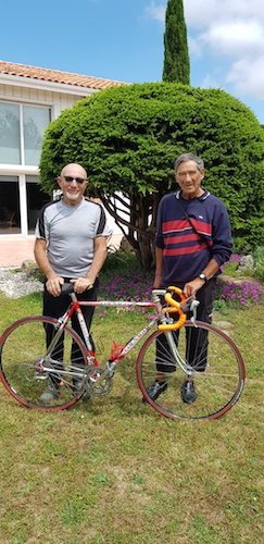 Marco et Polo avec le vélo de collection d'Abdoujaparov.jpeg