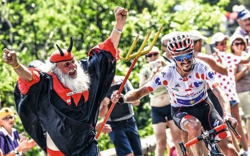 Julian Alaphilippe avec le trident d'El Diablo.jpeg