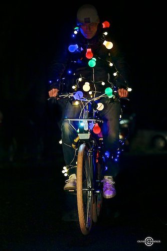 Cycliste enguirlandé par sa femme.jpeg