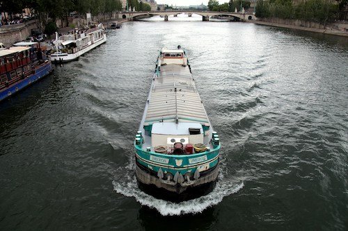 péniche à Paris.jpeg