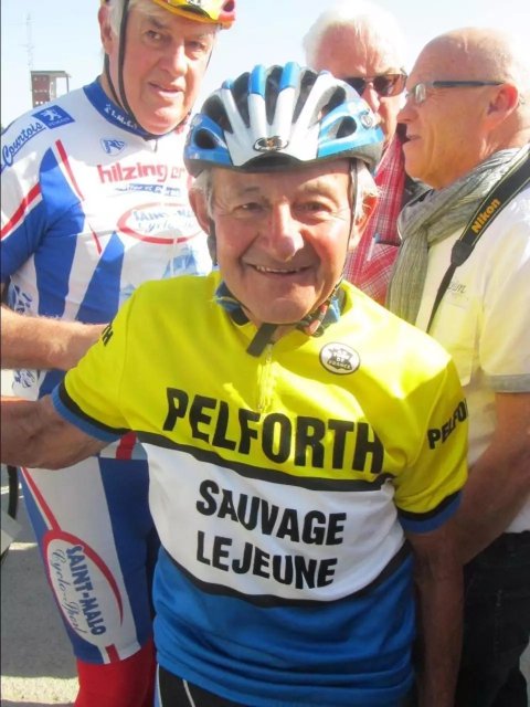 Georges Groussard, ici en 2017 avec le maillot de l’équipe Pelforth-Sauvage-Lejeune, dont il a porté les couleurs de 1962 à 1967..jpg
