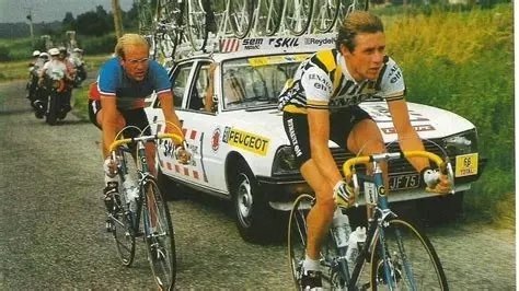 Pierre-Henri Menthéour devant Laurent Fignon.jpg