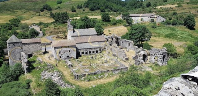 18 Les ruines de l'abbaye de Mazan l'Abbaye.jpeg