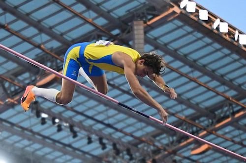 Armand Duplantis s'est imposé devant Sam Kendricks et Emmanouil Karalis, dans le concours de saut à la perche.jpeg