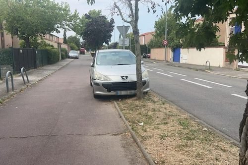 Voiture mal garée à Cugnaux.jpg