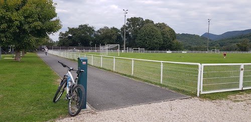 18 il faut traverser le terrain de foot de Boussens.jpg