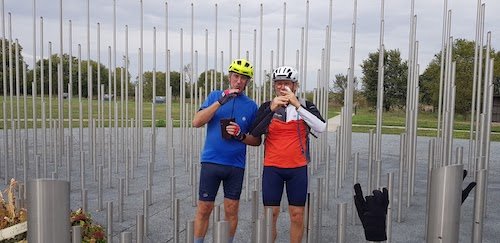 01 Daniel et Philippe jouant du pipeau dans l'Orgue Éolien.jpg