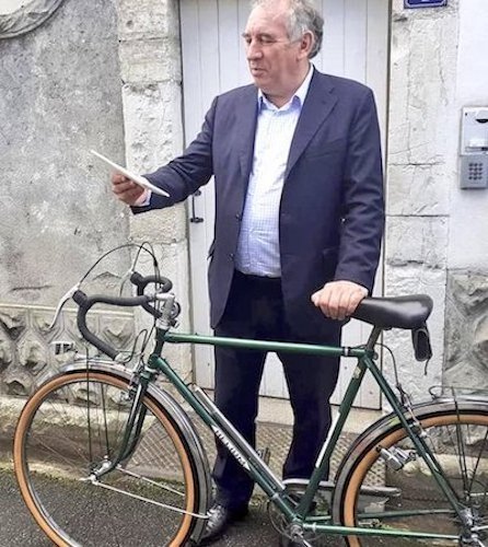 Bayrou ferait du vélo.jpg