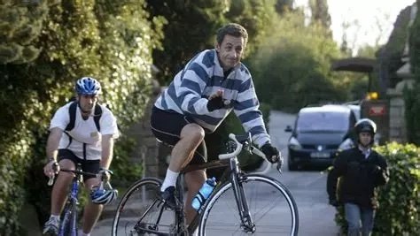 Sarkozy à vélo.jpg