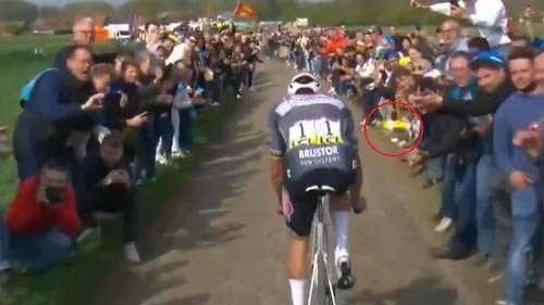 MVDP reçoit un bidon.jpg