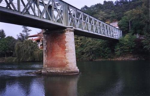 Le vieux pont métallique de Lacroix-Falgarde, inauguré en 1903 et fermé depuis 2010.jpeg