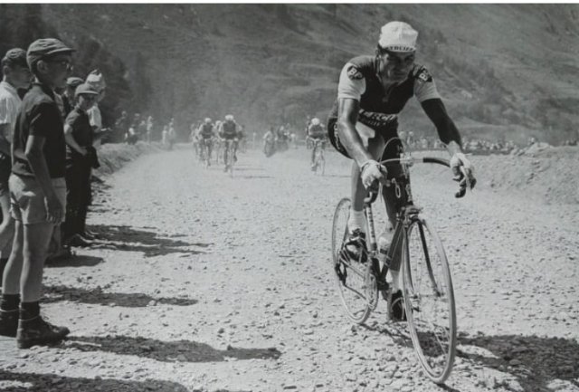 Souvenir Raymond Poulidor. Gravel en 1960.jpg