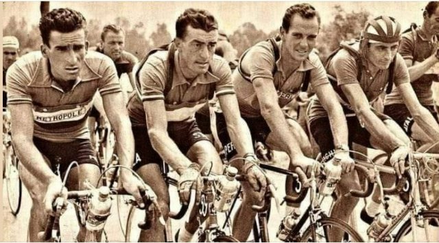 Souvenir Tour 1951 du beau monde.jpg