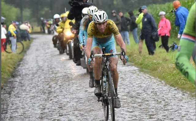 Souvenir Vincenzo Nibali.. sur les pavés.......jpg