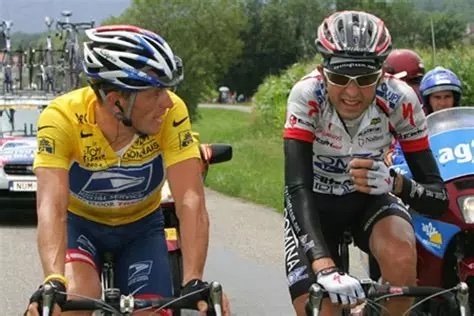 Lance Armstrong et Filippo Simeoni en discussion tendue.jpg