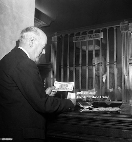 Caissier dans une banque en 1950.jpg