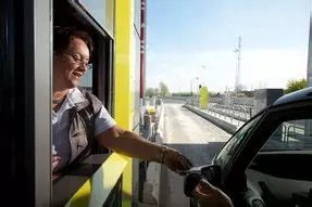 agent au péage d'autoroute.jpg