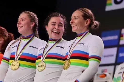 Katy Marchant à droite, Sophie Capewell et Emma Finucane .jpg